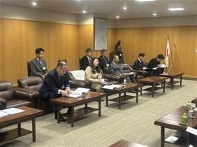 要望事項に回答する馬場副知事