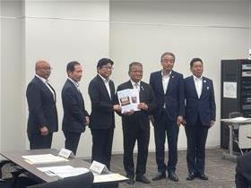 外間雅広県議会議長へ要望書の手渡し