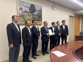 外間県議会議長へ要望書の手渡し