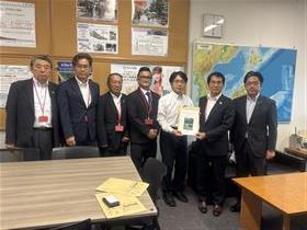 沓掛道路局長へ要望書の手渡し