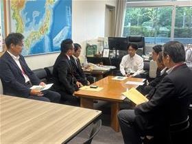沓掛道路局長へ要望内容を説明するようす