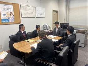 石和田道路局次長へ要望内容を説明するようす