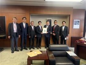 古川国土交通副大臣へ要望書の手渡し
