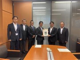 金子容三衆議院議員へ要望書の手渡し