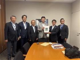 古賀友一郎参議院議員へ要望書の手渡し