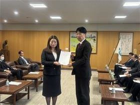 要望書を手渡す安藤会長