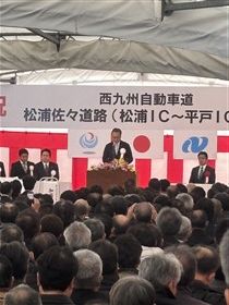 長崎県西九州自動車道建設促進期成会会長の大石賢吾長崎県知事