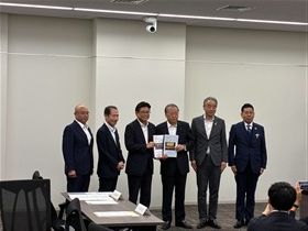 徳永達也県議会議長へ要望書の手渡し