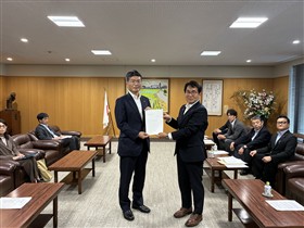平田知事に要望書を手渡す濵野町長