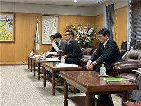 意見交換をする川副議長
