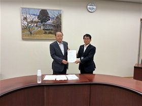 徳永議長へ要望書を手渡す濵野町長