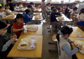 給食の様子(2)