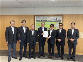 濵野町長から大石知事へ要望書の手渡し
