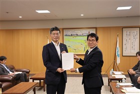 濵野町長から平田知事へ要望書の手渡し