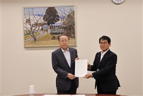 濵野町長から徳永議長へ要望書手渡し