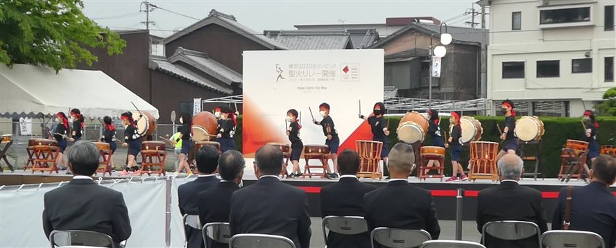 演技披露する三気太鼓クラブ